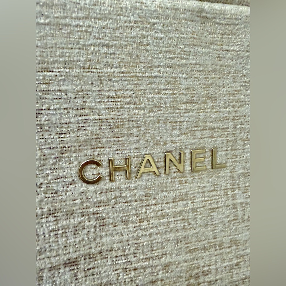 Authentic Chanel Cream Women's Cosmetic Bag Makeup Pouch New with Box - Picture 9 of 13